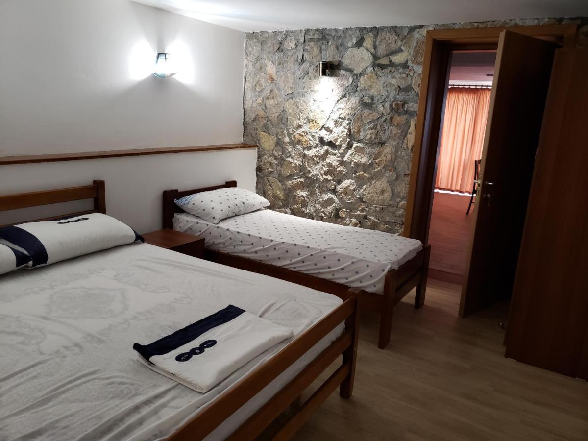 Hotel Brifs Shëngjin Buitenkant foto